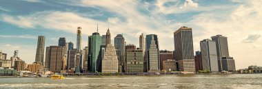 Şehir merkezindeki modern gökdelen manzarası. New York 'taki mimari şehir manzarası. Manhattan 'ın gökdelen silueti. New York şehir mimarisi. Manhattan 'ın gökdeleni. panorama görünümü.