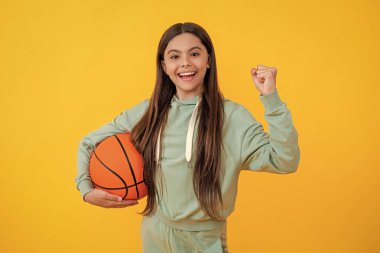 Basketbol oynadığım çocukluk anılarım. Basketbol oynayan genç kız çocukluğu. Genç kız topla oynuyor. Çocukken basketbol oynardım. Genç kız çocukluğunda basketbol öğrenmek. Genç spor meraklıları.