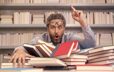 Okula dönüyorum. Kitaplı üniversite eğitimi. Okul öğretmeni eğitimi sever. En iyi fikir. Okul kütüphanesindeki kitap kurdu ineği. Üniversite profesörü öğrenme ve öğrenme. okul eğitimi.