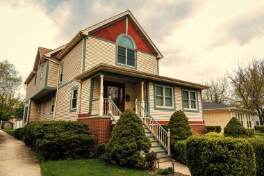 Banliyö evi. Gayrimenkul. Amerika 'nın banliyösünde bir mimarlık evi. Banliyöde bir ev. Banliyö mahallesi. Amerikan mahallesindeki yazlık evde. Banliyö evi.