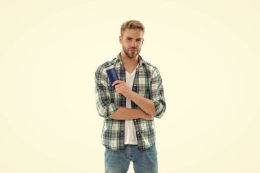 Adam traş losyonunu beyaza sürmüş. Arka planda tıraş losyonu olan bir adam. Stüdyoda tıraş losyonlu bir adam. Traş losyonlu bir adamın fotoğrafı..