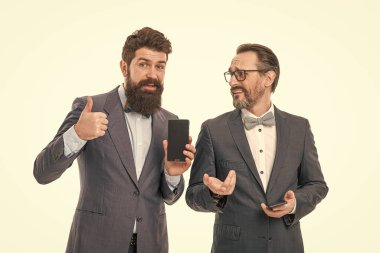 İzleme çevrimiçi. Mobil uygulama akıllı telefonu. İnternetten al ve sat. Çevrimiçi bankacılık hizmeti kavramı. Kullanışlı bir uygulama. Güncelleme indir. İş adamları çevrimiçi modern teknolojiden faydalanıyor.