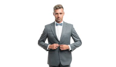 Resmi smokinli, kendine güveni tam, beyaz tenli bir beyefendi..