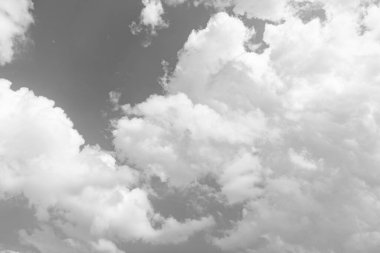 mavi gökyüzü arkaplanı ve gün ışığında beyaz bulutlar.