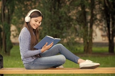 Sesli kitap konsepti. Okurken ve sesli kitap dinlerken. Sesli kitapla kişisel eğitim.