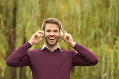 Genç yakışıklı adam dışarıda kulaklıkla müzik dinlediğine sevindim..