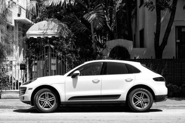 Miami Beach, Florida USA - 14 Nisan 2021: beyaz Porsche, yan görüş. park edilmiş lüks araba.