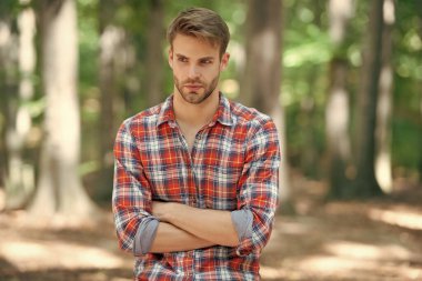 Dışarıdaki kareli gömlekli yakışıklı adamın portresi..