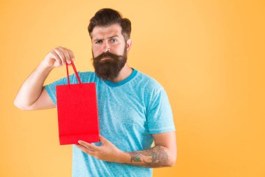 Male motives for shopping appear to be more utilitarian. Aspects can influence customer decision making behavior. Hipster hold shopping bag. Man with purchase. Impulse purchase. Purchase concept. clipart