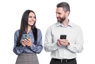 Beyazlar üzerinde izole iş arkadaşları iletişimi. İş arkadaşlarının stüdyo fotoğrafları iş iletişimine sahiptir. İki iş arkadaşı. Modern telefon iletişimi. mobil iş iletişimi