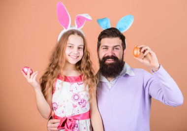 Mutlu paskalyalar. Tatil bunny uzun kulaklar. Aile geleneği kavramı. Aile baba ve kızı tavşan kulakları giymek. Baba ve çocuk Paskalya kutlamak. Bahar tatili. Paskalya günü. Paskalya faaliyetleri çocuklar için.
