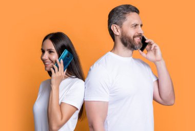 Pozitif çiftin cep telefonu konuşması. Stüdyodaki çiftin mobil iletişimi. Çift cep telefonuyla konuşuyor. Çift stüdyoda cep telefonuyla konuşuyor..