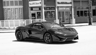 Miami Beach, Florida USA - 15 Nisan 2021: Mclaren özel 570GT MSO Black Collection, yan köşe görüntüsü.