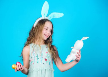 Çocuk sevimli tavşan kostümü. Mutlu Paskalya. Neşeli bebek Paskalya kutlamak. Bahar tatili. Mutlu çocukluk. Paskalya günü için hazır. Çocuklar için Paskalya aktiviteleri. Uzun tavşan kulakları ile tatil tavşan kız.