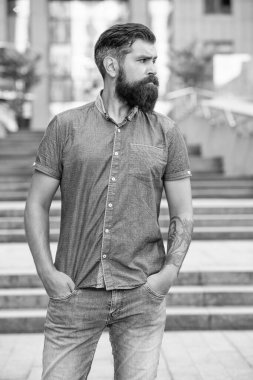 Gömlekli, beyaz sakallı bir adam. Bıyıklı, beyaz bir adam. Kafkasyalı adam dışarıda..