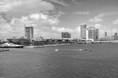 Miami ufuk çizgisinde. Miami Skyline ve şehir manzarası. Gökdelenleri olan Miami gökdelenleri. Miami Skyline 'ın fotoğrafı.