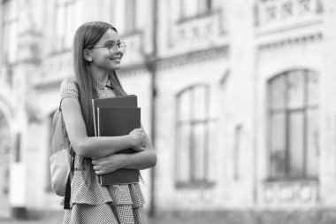 Eylül 'de okuldaki kız, fotokopi odası. Eylül sezonunda liseli kız. Eylül ayının açık hava okulundaki kız öğrenci. Eylül 'de okuldaki kızın fotoğrafı..