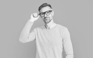 Mutlu adam mavi üzerine izole edilmiş göz giysisine bakar. Stüdyoda gözlüklerin içine bak. Dostum, arka plandaki göz takılarına bak. Gözlüklü bir adamın fotoğrafı..