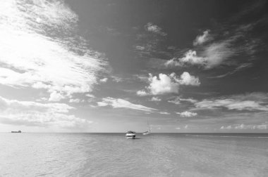 Yaz tatili yat gezisinde manzara. Deniz kenarında yaz tatili yatı. Yaz tatilinde deniz kenarında yat gezisi. Plajda yaz tatili yatının fotoğrafı..
