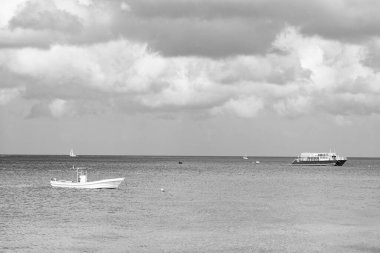 Yazın deniz manzarası. Yaz tatilinde güzel bir deniz manzarası. Yaz manzarasında gün ışığı manzarası. Yazın tekne ve yatlarla çekilmiş deniz manzarası..