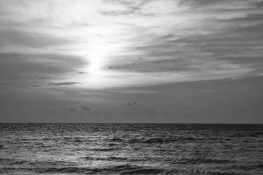 Gün batımında deniz manzarası inanılmaz. Yaz mevsimi, gün batımında deniz manzarası. Gün batımında deniz manzaralı gökyüzü. Gün batımında deniz manzarasının fotoğrafı..