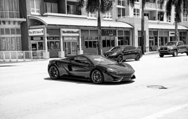 Miami Beach, Florida USA - 15 Nisan 2021: mclaren limited 570 GT MSO Black Collection, yan köşe görünümü.