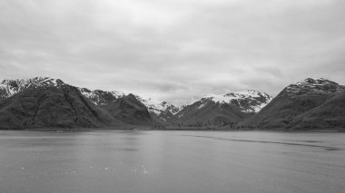 Alaska 'daki dağ zirvesinin manzarası gibi. Doğadaki manzara dağının fotoğrafı. Doğa manzaralı bir dağ. Karlı zirveleri olan manzara dağı.