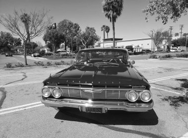 Los Angeles, Kaliforniya ABD - 28 Mart 2021: Kırmızı Chevrolet impala ön görünüm.