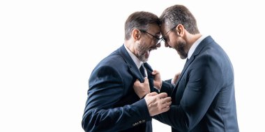 İş hayatında çatışma yaşayan iş adamları. Patronla çalışan arasında kavga. İş kavgası. Rekabet içinde savaşan iki işadamı beyazlar üzerinde izole edilmiş. Pankart.