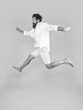 Sarı arka planda izole edilmiş yaz modası giyen mutlu sakallı adamın görüntüsü..