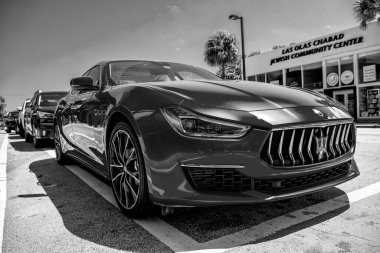Miami, Florida ABD - 25 Mart 2023: kırmızı 2016 Maserati Ghibli S Q4 park halindeki araç, alçak görüş.
