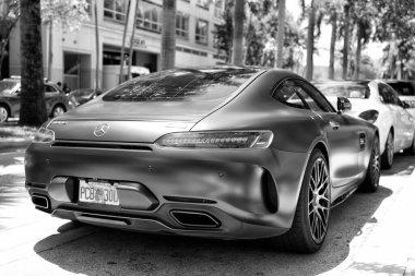 Miami Beach, Florida USA - 15 Nisan 2021: mat Mercedes Benz V8 biturbo, arka köşe açısı alçak açı.