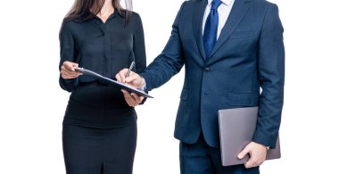 Pazarlıkta iş ortağı. Sözleşmeyle uğraşıyorum. Belgeyi imzalayan iş adamları. İş adamları kontrat imzalıyor. Beyazlar üzerinde izole edilmiş bir iş anlaşması imzalamak. Yazılı sözleşme.