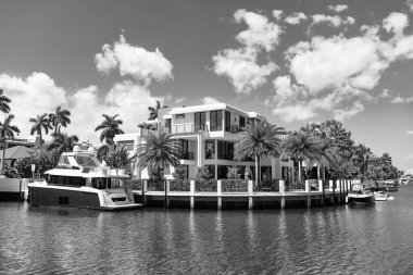 Villada yaz tatili için rüya gibi bir yer. Yaz tatili için yatı olan lüks bir villa. Yaz tatilini rahatlatmak için güzel bir villa. Yaz tatilinde özel yatı olan modern villa..