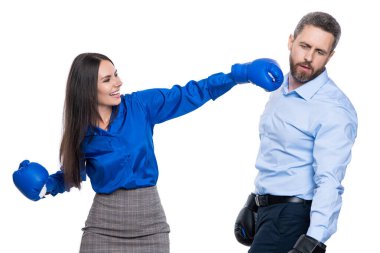 İş kavgası. İş ortakları eldivenlerle dövüşüyor. Öfke kontrolü. İki iş adamıyla iş kavgası. İş adamları birbirlerine karşı savaşırlar. Durumlar ve tartışmalar.