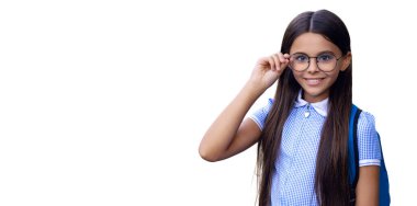 1 Eylül. Ders çalışma zamanı. Bilgi ve eğitim. Okul eğitimi. Öğrenci hayatı. Genç kız okula geri döndü. Bilgi toplama günü. Üniversitede eğitim. Kız öğrenci beyazdan soyutlanmış. Pankart.