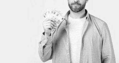 Stüdyoda maaşı olan bir adamın görüntüsü. Maaşlı banknotları olan bir adam. Maaş parası olan bir adamın fotoğrafı. Maaş parası olan bir adam stüdyo geçmişinde izole edilmiş..