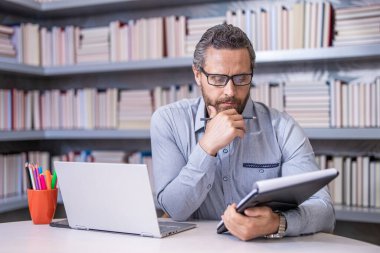 Webinar kursu çevrimiçi. Adam internette ders çalışıyor. Erkek için eğitim. İşyerindeki uzaktan kumandalı insan ağı. Görüntüler konferansta. Esaslı bir kavram. İnsanoğlu için çevrimiçi webinar eğitimi. Etkileşimli öğrenme.