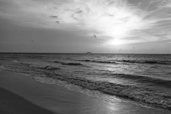Güneşin Doğuşunda Güzel Bir Deniz Manzarası Gün Doğumunda Deniz Manzaralı — Stok fotoğraf