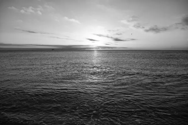 Yazın Kumsalında Deniz Suyuyla Güzel Bir Sabah Manzarası — Stok fotoğraf