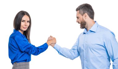 Liderlik için rekabet. İş rekabeti. İki iş adamı bilek güreşinde yarışıyor. Yükselen iş rekabeti. Ofiste karşılaşma. İş adamları bilek güreşi yapıyor..