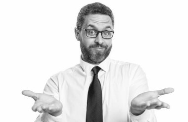 Stüdyoda kafası karışmış bir adam, seçici odaklanma. Adamın arka planda kafası karışmış. Göz giysisinde kafası karışmış bir adamın fotoğrafı. Beyazların üzerinde kafası karışmış bir adam.