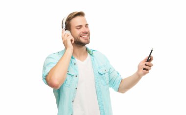 Beyazlar içinde izole edilmiş akıllı telefon uygulaması kullanan adam. Telefonla müzik dinlemek. Müzik yaşam tarzı. Ses çalma listesi. Kulaklıklı adam. Kulaklıklı adam telefonda mp3 çalma listesini seçiyor. Ses kalitesi.