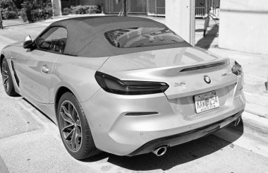 Los Angeles, Kaliforniya ABD - 13 Nisan 2021: gümüş gri bmw z4 lüks spor araba açık hava arka manzara park.