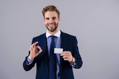 İşletme markası. Hesabı öde. Stüdyoda kredi kartı olan bir iş adamı. Emoney ile iş anlaşması. İş başarısı. Takım elbiseli iş adamının kredi kartı ekstresi var. Boşluğu kopyala.