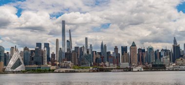 New York City, ABD - 05 Mayıs 2023: Manhattan şehir manzarası eşsiz bir mimari stil karışımına sahip, nyc skyline.