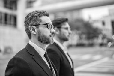 Başarılı iş adamlarının seçici odak noktası patronlar. Takım elbiseli başarılı bir iş adamı. Başarılı iş adamı patron dışarıda. İki başarılı iş adamının fotoğrafı..