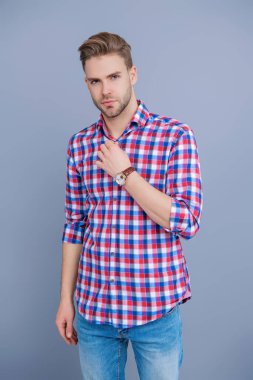 Lüks kol saati olan adamlar. Millennial yakışıklı adam kol saatini gösteriyor. Erkekler için moda aksesuarı. Erkek moda aksesuarı. Saati olan adam Grey 'de izole edilmiş. Kol saatini gösteren bir adam. Zaman Dakikliği.