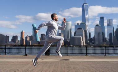 Manhattan 'da spor habercisi. New York 'a doğru koşan sporcu. Sporcu adam aktif giyinmek için koşuyor. Sporcu koşucu. Bir rekor kır.