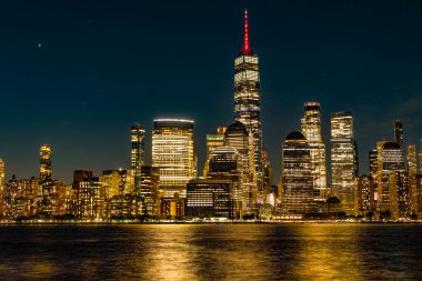 Geceleri Manhattan silueti. New York şehri. New York 'un gökdelen binası. New York şehir mimarisi. Gece Manhattan ve Hudson nehri. Metropolitan şehri. Metropolis şehir manzarası. New York şehir merkezi.